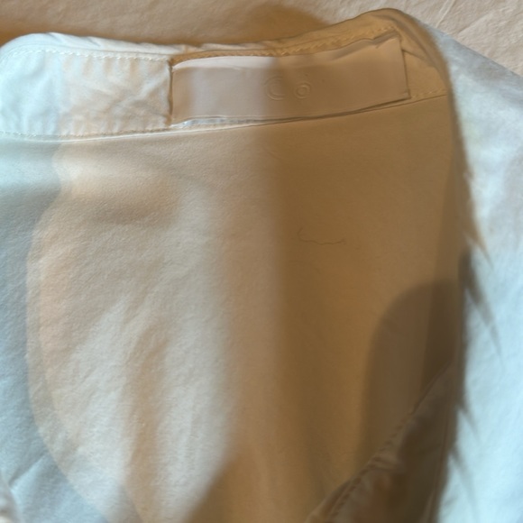 Top that is full and flowy. So can fit size 4 or 6. Cute on with leggings - Picture 2 of 4